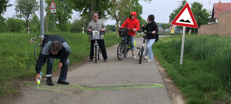Römerberg: Schlaglöcher im Fahrradweg markiert